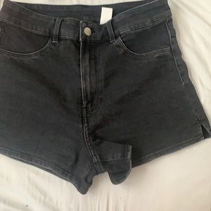 shorts high waisted.The color is like a dark gray.
